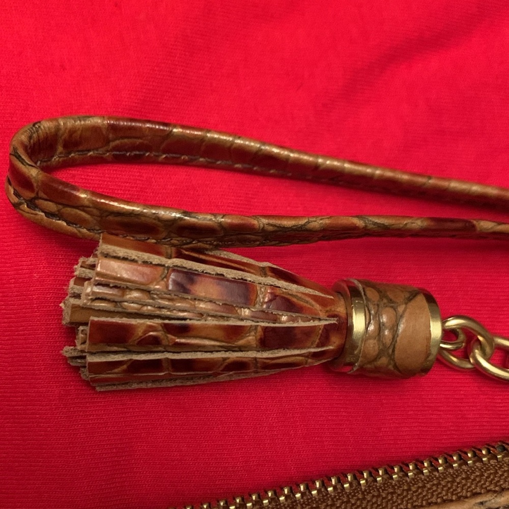 Brahmin wristlet
Used but great condition
9 inches by 5 1/2 inches - Picture 3 of 6